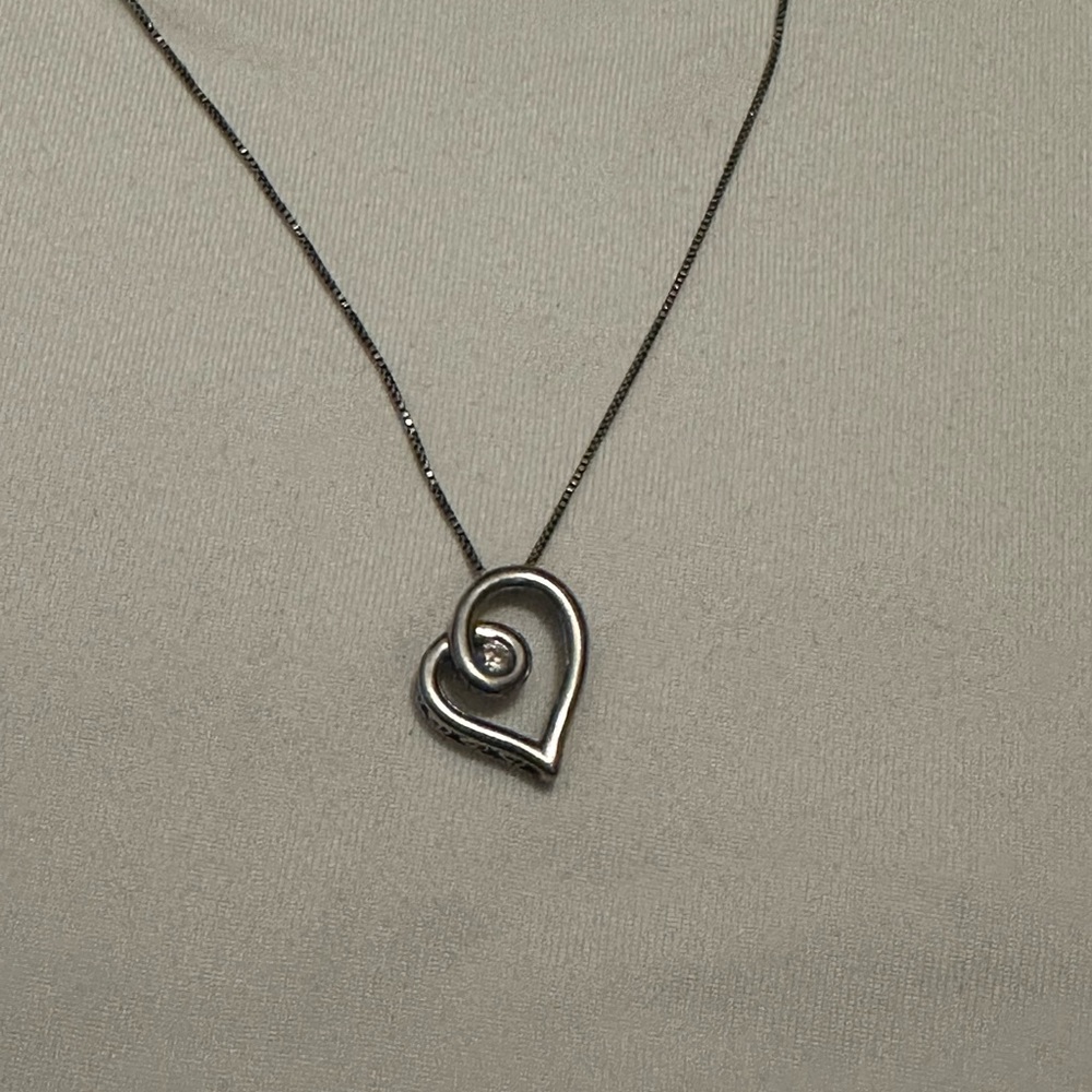 White gold necklace with diamond accent